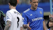 &bdquo;Manchester City&ldquo; gynėjas W.Brige'as (k.) prie&scaron; mačą nepaspaudė &bdquo;Chelsea&ldquo; kapitono J.Terry rankos. Taip W.Brige'as reagavo į J.Terry nei&scaron;tikimybės su jo buvusia drauge skandalą