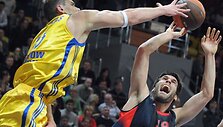 R.Javtokas (kairėje) sėkmingai grūmėsi po krep&scaron;iais, bet pergalei to buvo maža