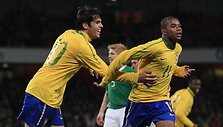 Kaka sveikina antrąjį varžybų įvartį įmu&scaron;usį Robinho (de&scaron;inėje)