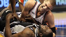 &bdquo;Nets&ldquo; į pergalę vedė B.Lopezas (vir&scaron;uje)
