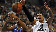 Daugiatūkstantinė &bdquo;Partizan&ldquo; sirgalių armija triumfavo, jų numylėtiniai (de&scaron;inėje) žengė į finalo ketvertą