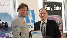 &bdquo;Gjensidige Baltic&ldquo; Lietuvos filialo generalinis direktorius K. Motiejūnas įteikė V. Miliui draudimo nuo nelaimingų atsitikimų sertifikatą 100 000 Lt draudimo sumai