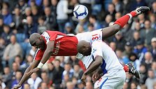 &bdquo;Arsenal&ldquo; (raudona apranga) patyrė trečią pralaimėjimą per pastarąsias ketverias rungtynes