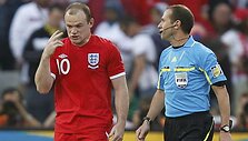 Įvarčio neįskaitęs teisėjas M.Espinosa (de&scaron;inėje) sulaukė didžiulių Anglijos rinktinės futbolininkų protestų