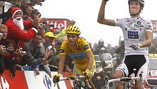 A.Schleckas 17-ojo etapo fini&scaron;e &bdquo;Tour de France&ldquo; lyderį A.Contadorą aplenkė tik puse dviračio