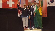 Pasaulio veteranų čempionate S.&Scaron;aduikis (de&scaron;inėje) kovojo su 8 metais jaunesniais ir 30 kg sunkesniais varžovais