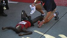 Po pergalingo fini&scaron;o S.Wanjiru prireikė medikų pagalbos