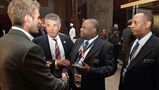 A.Adamu (antras i&scaron; de&scaron;inės) teigė, jog 0,5 mln. svarų sterlingų jis panaudotų keturių dirbtinės dangos aik&scaron;telių Nigerijoje statybai