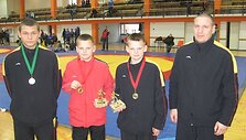 Joni&scaron;kiečiai po apdovanojimų (i&scaron; kairės) R.Zablockis, Donatas ir Darius Gudmonai bei treneris R.Ker&scaron;ys