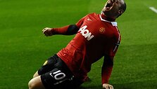 Po skandalų į aik&scaron;telę grįžusį Wayne'ą Rooney &bdquo;Manchester United&ldquo; sirgaliai pasitiko prie&scaron;taringai &ndash; vieni plojo, kiti vieną komandos lyderių nu&scaron;vilpė.