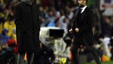 Jose Mourinho (kairėje) buvo priverstas pripažinti triu&scaron;kinamą varžovo Pepo Guardiolos prana&scaron;umą