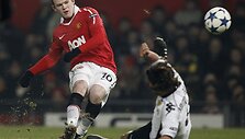 &bdquo;Manchester United&ldquo; (kairėje) futbolininkams nepavyko pasiekti Čempionų lygos rekordo.
