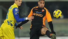 Adriano (de&scaron;inėje) trečią kartą per karjerą atiteko negarbingiausias apdovanojimas Italijos futbole.