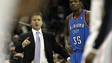 Rezultatyviausias NBA lygos krep&scaron;ininkas Kevinas Durantas (de&scaron;inėje) įstrigo &bdquo;Spurs&ldquo; gynyboje.