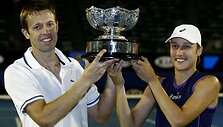 Mi&scaron;rių dvejetų čempionai slovėnė Katarina Srebotnik ir kanadietis Danielis Nestoras.