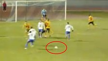 Futbolininkai nubėgo, o kamuolys liko vietoje.