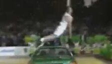 Marko Miličius 1995 metais per&scaron;oko per automobilio vir&scaron;ų.