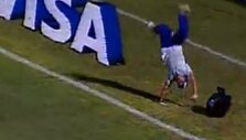 Prie&scaron; suteikdamas pagalbą traumą patyrusiam futbolininkui, Danielis &bdquo;Bomba&ldquo; pirmiausia atlieka salto pasiremdamas rankomis.