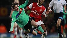 Pirmosiose poros rungtynėse minimalų prana&scaron;umą įgijo &bdquo;Arsenal&ldquo;, namuose 2-1 įveikęs &bdquo;Barcelonos&ldquo; klubą.