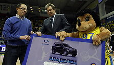 Vladislavas Zinkeris (kairėje) naują visureigį &bdquo;SsangYong Rexton&ldquo; laimėjo pataikęs dvi baudas.