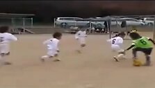 Jaunasis japonas futbolo įgudžiais gerokai pranoksta savo bendraamžius.