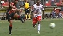 Bruno Costa &scaron;iuo smūgiu pasiuntė kamuolį į savo vartus