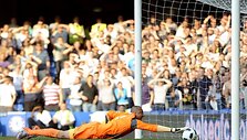 &bdquo;Tottenham&ldquo; vartininkas Heurelho Gomesas siekia kamuolio.