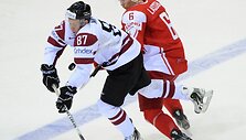 Latvijos ledo ritulininkai (balta apranga) baigė kovą dėl pasaulio čempionato medalių.