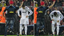 Mikliai pasilenkęs Cristiano Ronaldo i&scaron;vengė J.Jumpo kėslų uždėti kepurę.