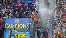 &bdquo;Barcelona&ldquo; futbolininkus sveikino sirgalių jūra.