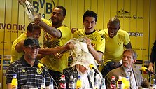 &bdquo;Borussia&ldquo; futbolininkai sveikina komandos trenerį Juergeną Kloppą.