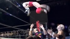 9-metis japonas stebina įspūdingais triukais.