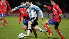 Lionelis Messi draskė Kosta Rikos gynybą.