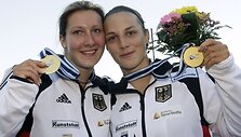 Anne Knorr ir Debora Nich atsiimdamos aukso medalius i&scaron;girdo ne Vokietijos, o nacių himną.