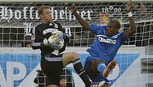 &bdquo;Bayern&ldquo; vartininkas Manuelis Neueris (kairėje) įvarčio nepraleidžia jau daugiau nei 1000 minučių.