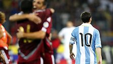 Argentinos rinktinės nei&scaron;gelbėjo ir geriausias pasaulio futbolininkas Lionelis Messi (de&scaron;inėje).