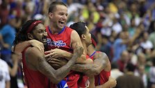 Puerto Riko krep&scaron;ininkai sveikina finalo didvyrį J.J.Barea (centre).
