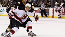 Dainius Zubrus bando įveikti &bdquo;Bruins&ldquo; gynybą.
