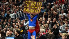 Supermenas buvo ginkluotas plakatu &bdquo;Seibuti, pavaryk!&ldquo;
