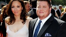 Chazas Bono (de&scaron;inėje) ir Jennifer Elia