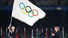 Londono meras Borisas Johnsonas olimpinių žaidynių vėliavą savo miestui gavo 2008-aisias per Pekino olimpinių žaidynių uždarymą.
