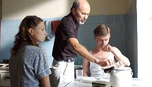 G.Kiela vaidina pagrindinį filmo herojų Juozapą Gaučį, kuris, apsigyvenęs ank&scaron;tame bendrabutyje, atranda lemtingą meilę &ndash; Ma&scaron;ką, kurią vaidina ukrainietė aktorė Oksana Borbat. Patarimus herojams filmavimo metu dalina režisierius G.Luk&scaron;as.