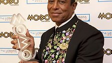 Jermaine'as Jackson laiko jo broliui Michaelui Jacksonui skirtą MOBO apdovanojimų statulėlę. 