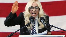 Lady GaGa sulaukė minios pritarimo po jausmingų kalbų, kurias sustiprino rankų mostais ir mimikomis.
