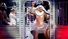 Lenkijos pajūryje, Sopote, praėjusį penktadienį tikrą pirtį užkūrusi Lady GaGa &scaron;iandien minias &scaron;okdins Olandijoje, Roterdame. 