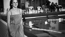 Pagrindinis vaidmuo &scaron;iuolaikinę operą &bdquo;Katia Kabanova&ldquo; pristatančiame vaizdo klipe teko daugkartinei Lietuvos moksleivių &scaron;uolių į vandenį čempionei Ligitai Malinauskaitei