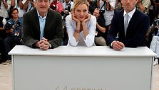 64-oji Kanų kino festivalio žiuri pirmininkas Robertas De Niro (kairėje) bei žiuri nariai, aktoriai Uma Thurman ir Jude'as Law
