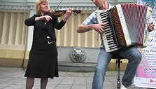 Andrius &Scaron;imkus (akordeonas) ir Irena Belickienė (smuikas)