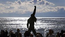 Freddie Mercury statula &Scaron;veicarijos Montrė mieste prie Ženevos ežero.