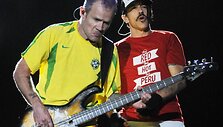 &bdquo;Red Hot Chili Peppers&ldquo; lyderis Anthony Kiedis (de&scaron;inėje) ir bosistas Michaelas Peteris Balzary-Flea
